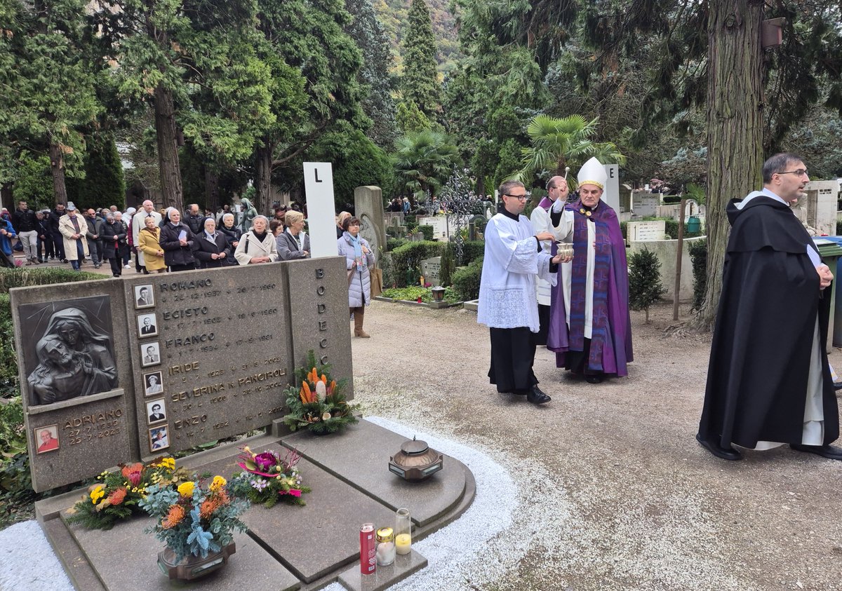 Am Hochfest #Allerheiligen hat Bischof Ivo Muser am Friedhof von Bozen/Oberau daran erinnert, dass der Tod nicht das Ende ist und dass Glaube Hoffnung bedeutet, auch angesichts des Todes.
facebook.com/BZBXnet