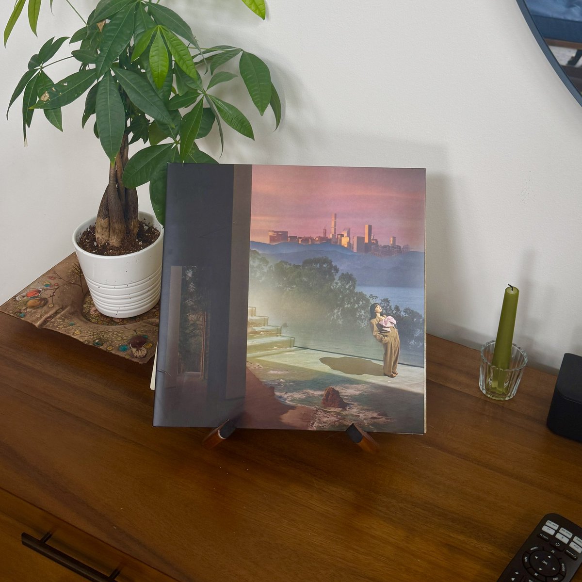 mxmtoon's tweet image. one year of liminal space ❤️