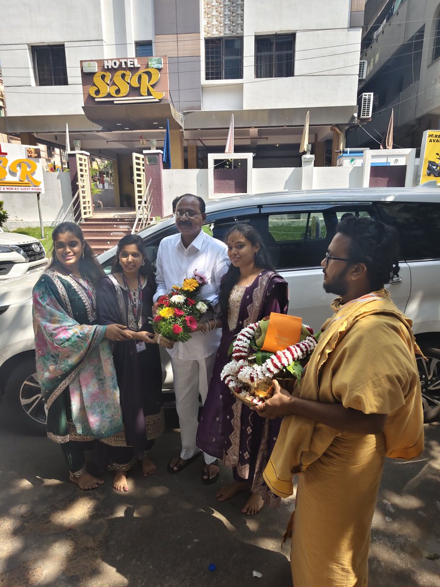 GAJUWAKA_JSP's tweet image. జనసేన పార్టీ మాడుగుల నియోజకవర్గ ఇన్‌చార్జ్ రాయపు రెడ్డి కృష్ణ గారి సాఫ్ట్‌వేర్ సొల్యూషన్స్ కంపెనీ ప్రారంభోత్సవ కార్యక్రమం ఈరోజు ఘనంగా జరిగింది. ఈ కార్యక్రమానికి ముఖ్య అతిథులుగా గౌరవనీయులు మాడుగుల నియోజకవర్గ శాసనసభ్యులు శ్రీ బండారు సత్యనారాయణ మూర్తి గారు మరియు గౌరవనీయులు ఉమ్మడి…