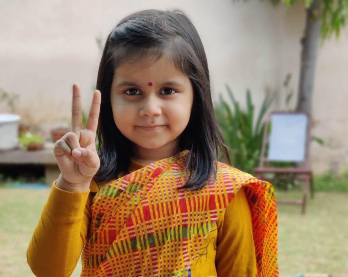 “माफ़ी अमायरा”
कभी-कभी मन बहुत दुखी हो जाता है।
जब देखता हूँ कि निजी स्कूलों के आगे पूरा सिस्टम झुक जाता है।
माँ-बाप की मेहनत की कमाई, बच्चों का भविष्य, सब किसी व्यापार का हिस्सा बन जाते हैं।
कितनी बार शिकायतें होती हैं, कितनी बार आवाज़ें उठती हैं,लेकिन अंत में जवाब सिर्फ़ खामोशी