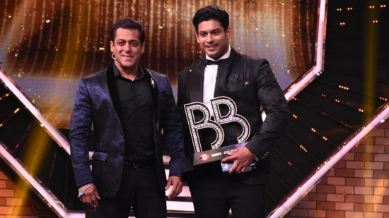 BollySpy's tweet photo. #BiggBoss19 | #SalmanKhan to #ShehbazBadesha
 “Aapka game #SidharthShukla ke 1% bhi nahi hai… aur aapko lagta hai uske fans aapko vote karenge?
Sidharth ne jo kiya, apne dum par kiya tha.” ✨

A heartfelt reminder of legend #SidharthShukla’s unmatched legacy and individuality. https://t.co/jiuBt5tGnr