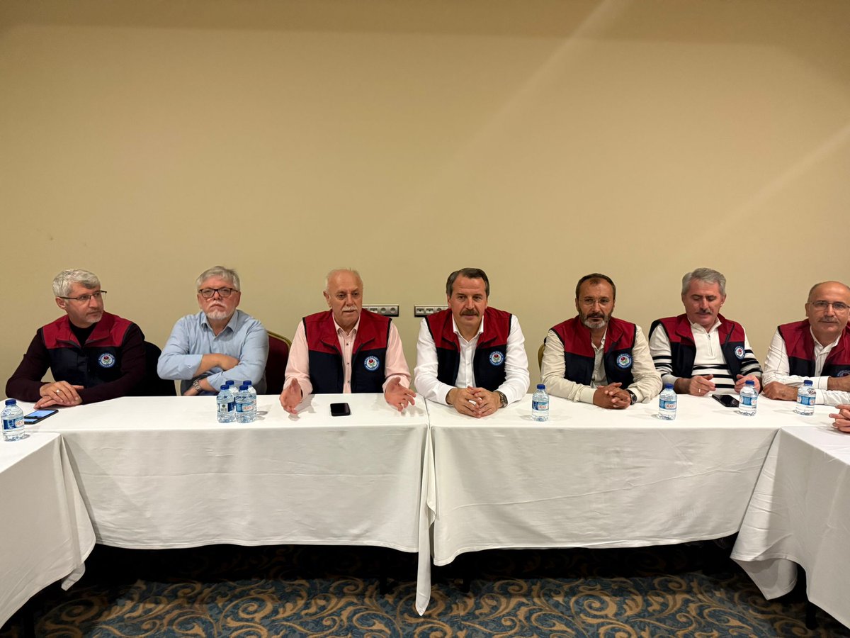 Eğitim Bir Sen Genel Merkezi 'mizin 20. Türkiye buluşmasında, Memursen ve Eğitim Birsen genel başkanımız Sn. Ali Yalçın 'la Konya teşkilatımız olarak bir araya geldik, sendikamızın faaliyetleri ve geleceğe dönük çalışmaları hakkında bilgi  alışverişinde bulunduk.