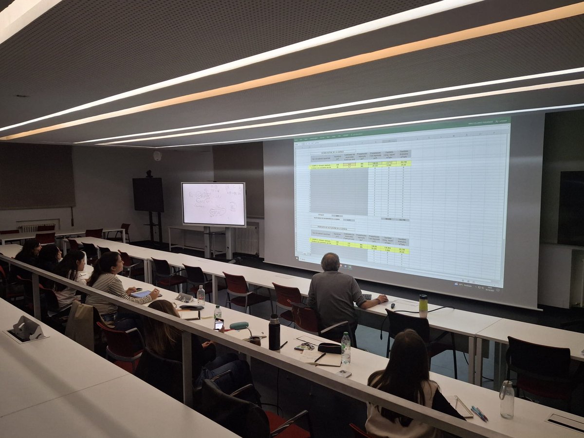 El alumnado del #MAYAB trabajó con ENVI-met y Rhinoceros junto a Emanuele Naboni 💻🌿

Simulamos entornos urbanos para analizar el confort térmico y cómo materiales y vegetación influyen en las condiciones microclimáticas.
#25añosMAYAB #ArquitecturaSostenible #Urbanismo