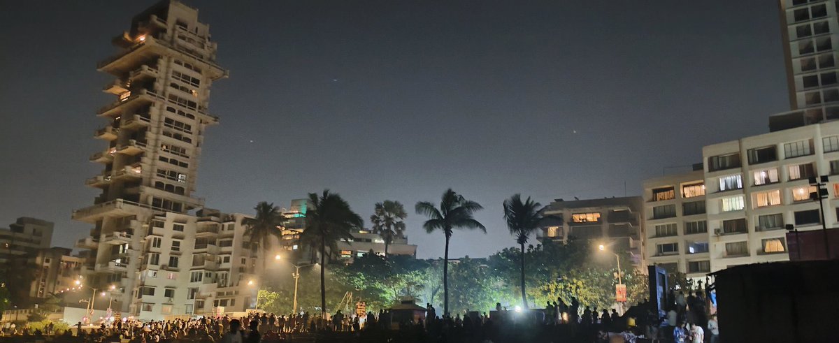 itxcheemrag's tweet image. Only one man can make thousands gather outside his home just to catch a glimpse.
That’s not just fame — that’s Shah Rukh Khan.  ✨ 

#HappyBirthdaySRK