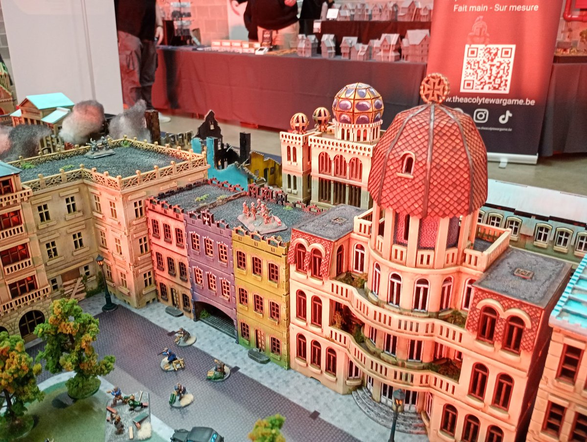 leadpile's tweet image. The setting sun lights up our Berlin table in the orange glow of a burning city...
Crisis wargame show 2025 is coming to an end.