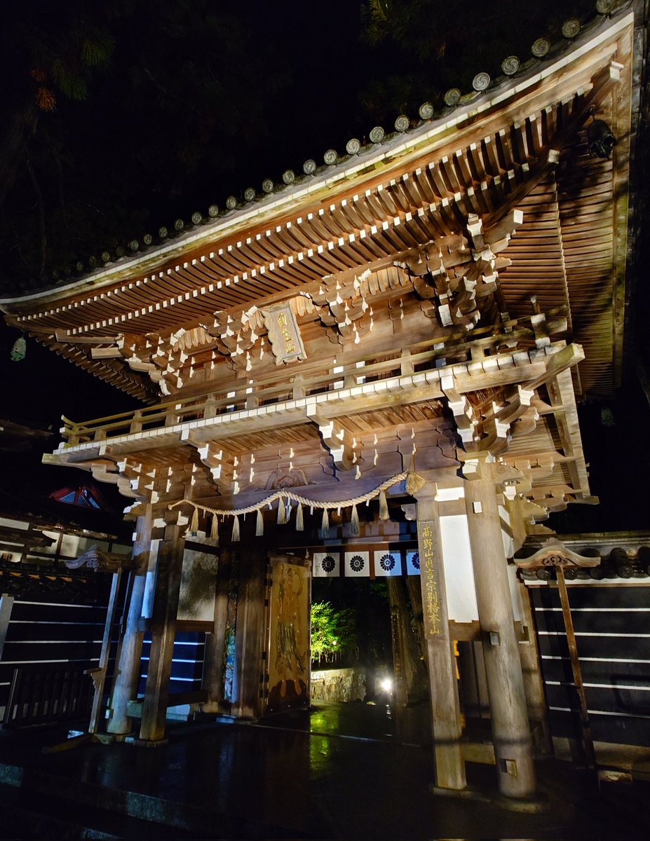 yoshinaka_tomoe's tweet photo. #那谷寺(石川県 #小松市)にて「#殺陣のしらべ 廻る物語」の公演を鑑賞。
#平家物語 をテーマにした殺陣のパフォーマンス。
雨天の中での公演でしたが、出演者の皆さんの迫力あるパフォーマンスと、音楽・照明のコラボの美しさに感動しました！
#真桜 #殺陣
#源平合戦
#木曽義仲 https://t.co/LfmL3zHoK0