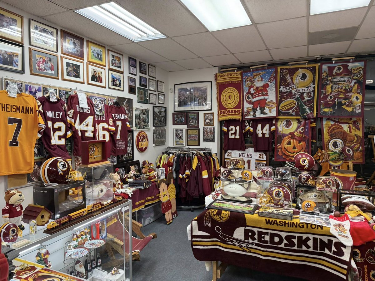 markselectronic's tweet image. GET YOUR REDSKINS CHRISTMAS GIFTS TODAY!! 12-4PM...22741 THREE NOTCH RD. CALIFORNIA, MARYLAND 20619. ANY QUESTIONS OR TO ORDER ITEMS CALL 301-863-8466