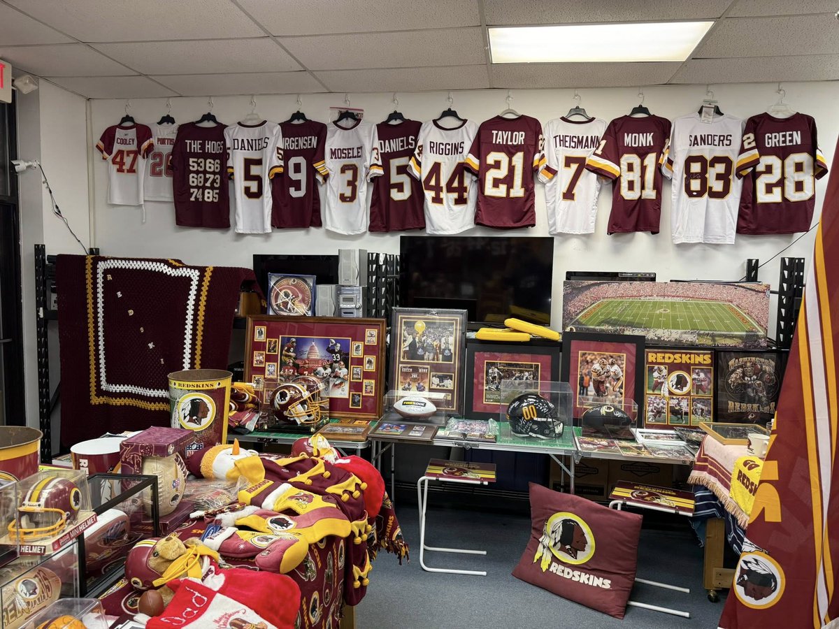 markselectronic's tweet image. GET YOUR REDSKINS CHRISTMAS GIFTS TODAY!! 12-4PM...22741 THREE NOTCH RD. CALIFORNIA, MARYLAND 20619. ANY QUESTIONS OR TO ORDER ITEMS CALL 301-863-8466