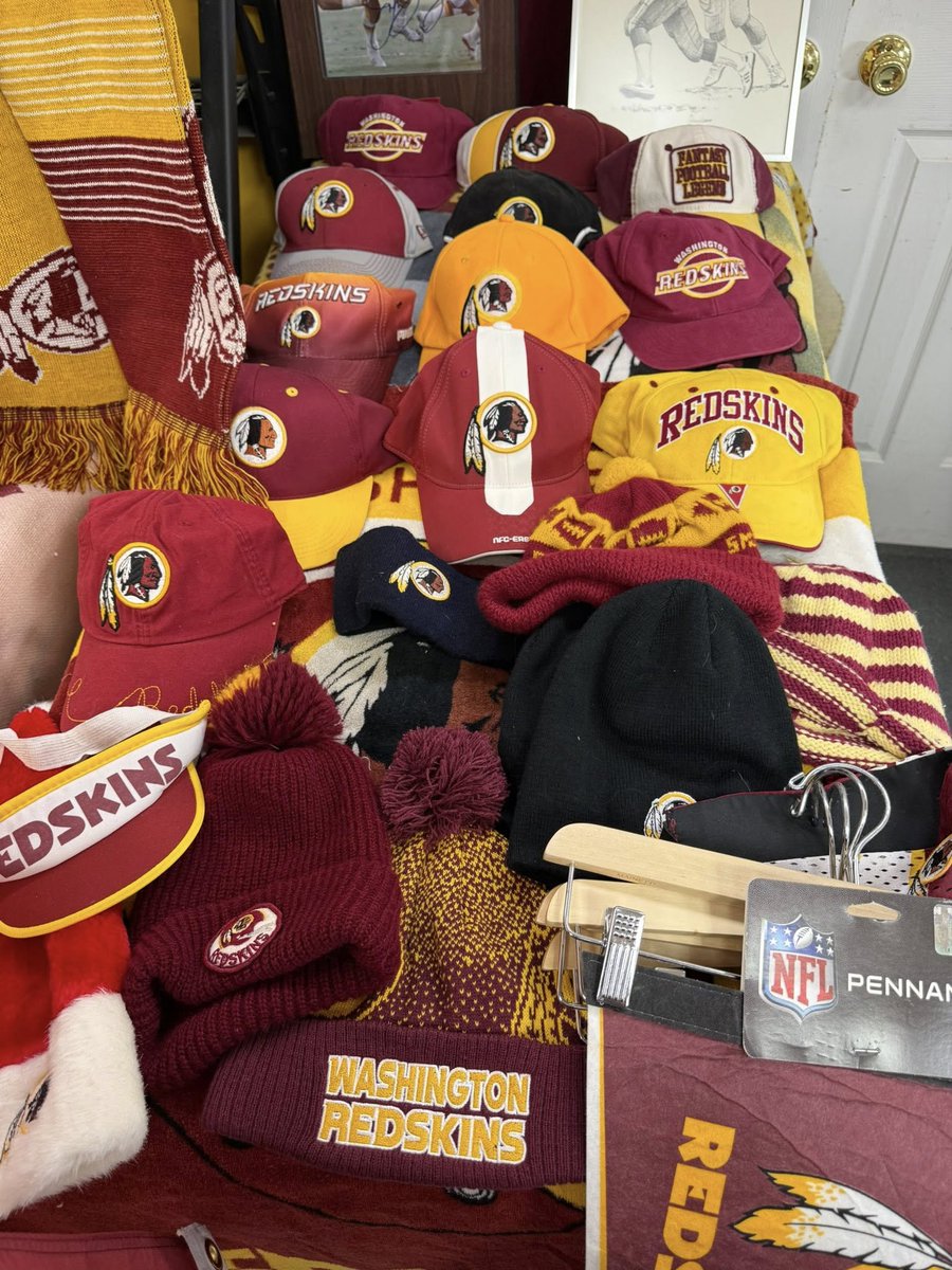 markselectronic's tweet image. GET YOUR REDSKINS CHRISTMAS GIFTS TODAY!! 12-4PM...22741 THREE NOTCH RD. CALIFORNIA, MARYLAND 20619. ANY QUESTIONS OR TO ORDER ITEMS CALL 301-863-8466