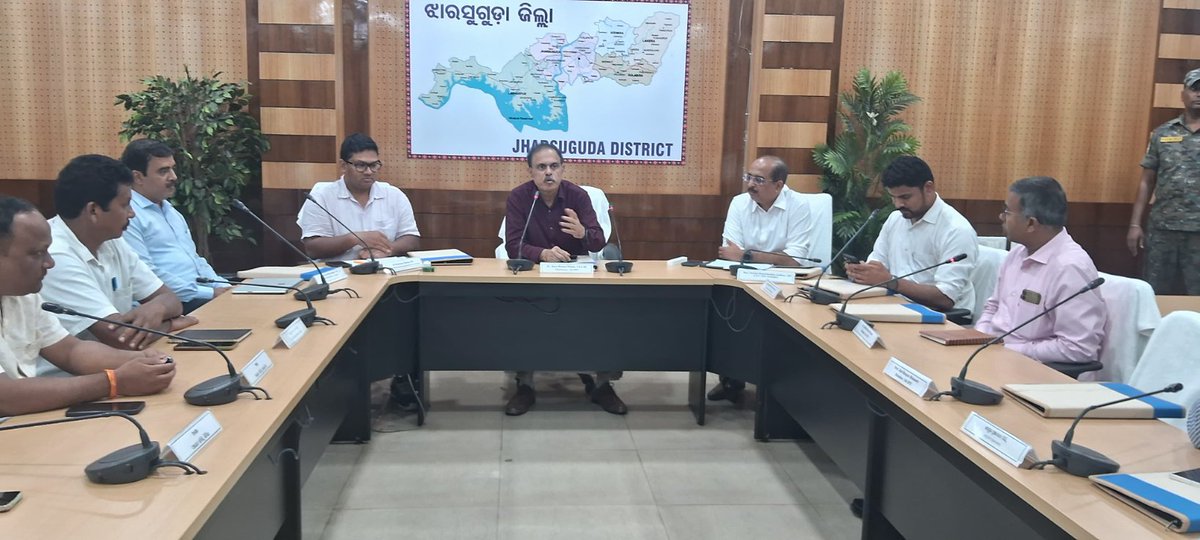 dm_jharsuguda's tweet photo. ରାଜ୍ୟ ଅର୍ଥ କମିଶନ ପକ୍ଷରୁ ପ୍ରଦତ୍ତ ଅନୁଦାନ ରାଶି ସହାୟତାରେ ଜିଲ୍ଲାରେ କାର୍ଯ୍ୟକାରୀ ହେଉଥିବା ପ୍ରକଳ୍ପ ଓ କାର୍ଯ୍ୟକ୍ରମ ସମୀକ୍ଷା କରିଛନ୍ତି କମିଶନ। ଜିଲ୍ଲା ଖଣିଜ ପାଣ୍ଠି ସମ୍ମିଳନୀ କକ୍ଷରେ ଅନୁଷ୍ଠିତ ବୈଠକରେ କମିଶନ ଅଧ୍ୟକ୍ଷ , ସଭ୍ୟ,ଜିଲ୍ଲାପାଳ,ସିଡିଓଙ୍କ ସମେତ ବ୍ଲକ ଓ ପୋୖର ପରିଷଦ ଅଧ୍ୟକ୍ଷ ଓ  ଅଧ୍ୟକ୍ଷା  ଉପସ୍ଥିତ ଥିଲେ। https://t.co/TyAAV3r9tH
