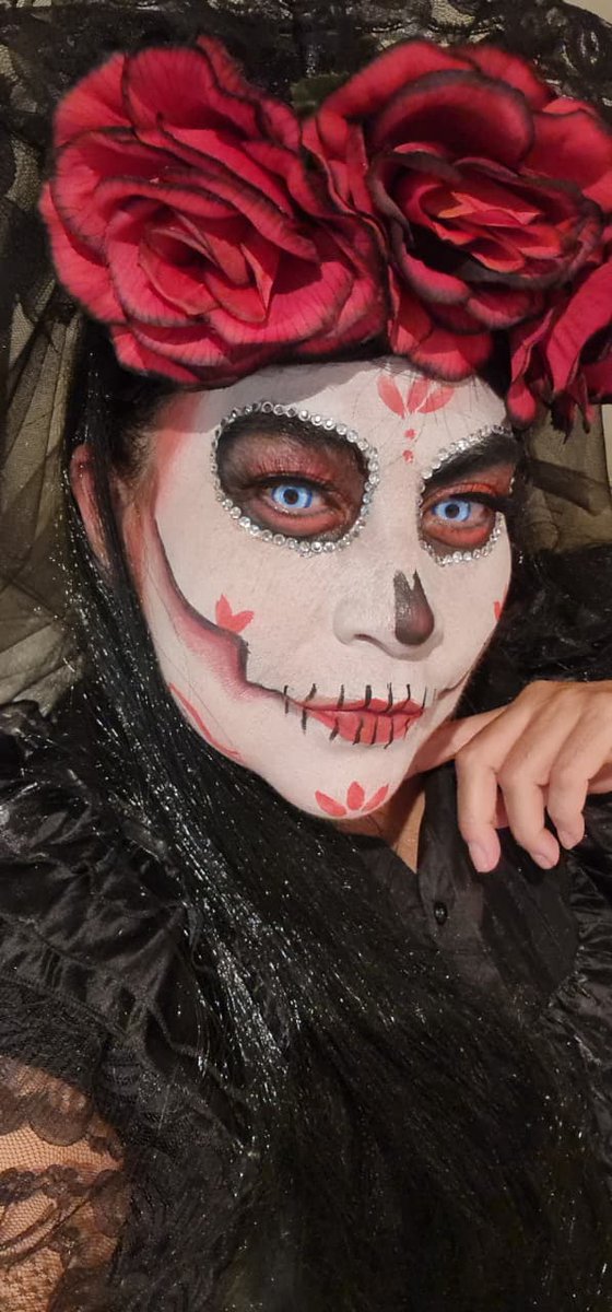 Titispjo's tweet photo. La bendición de VIVIR el presente es, encontrar la magia en cada momento. 
¡En vida, vida!🏵🌼🏵🕊 
NO celebramos a la muerte, conmemoramos a nuestros muertos. https://t.co/lrFZ7EsIUy