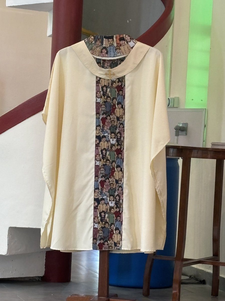 palmerdebra's tweet image. I was so intrigued by the priest’s robe today — the colours, the details, the symbolism. Every stitch seems to tell a story of faith and tradition. It’s beautiful how even the vestments remind us of the sacred meaning behind the Mass. 

#FaithInDetails #CatholicTradition