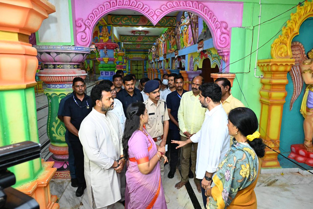 Anitha_TDP's tweet image. కాశీబుగ్గ శ్రీ వెంకటేశ్వరస్వామి ఆలయంలో తొక్కిసలాట జరిగిన ప్రాంతాన్ని ఐటీ, విద్యాశాఖ మంత్రి శ్రీ @naralokesh గారు, కేంద్రమంత్రి శ్రీ @RamMNK గారు, టీడీపీ రాష్ట్ర అధ్యక్షులు శ్రీ @Pallasrinivas4u గారు, ఎమ్మెల్యే శ్రీమతి @gouthusireesha గారితో కలిసి పరిశీలించడం జరిగింది. ప్రమాద…