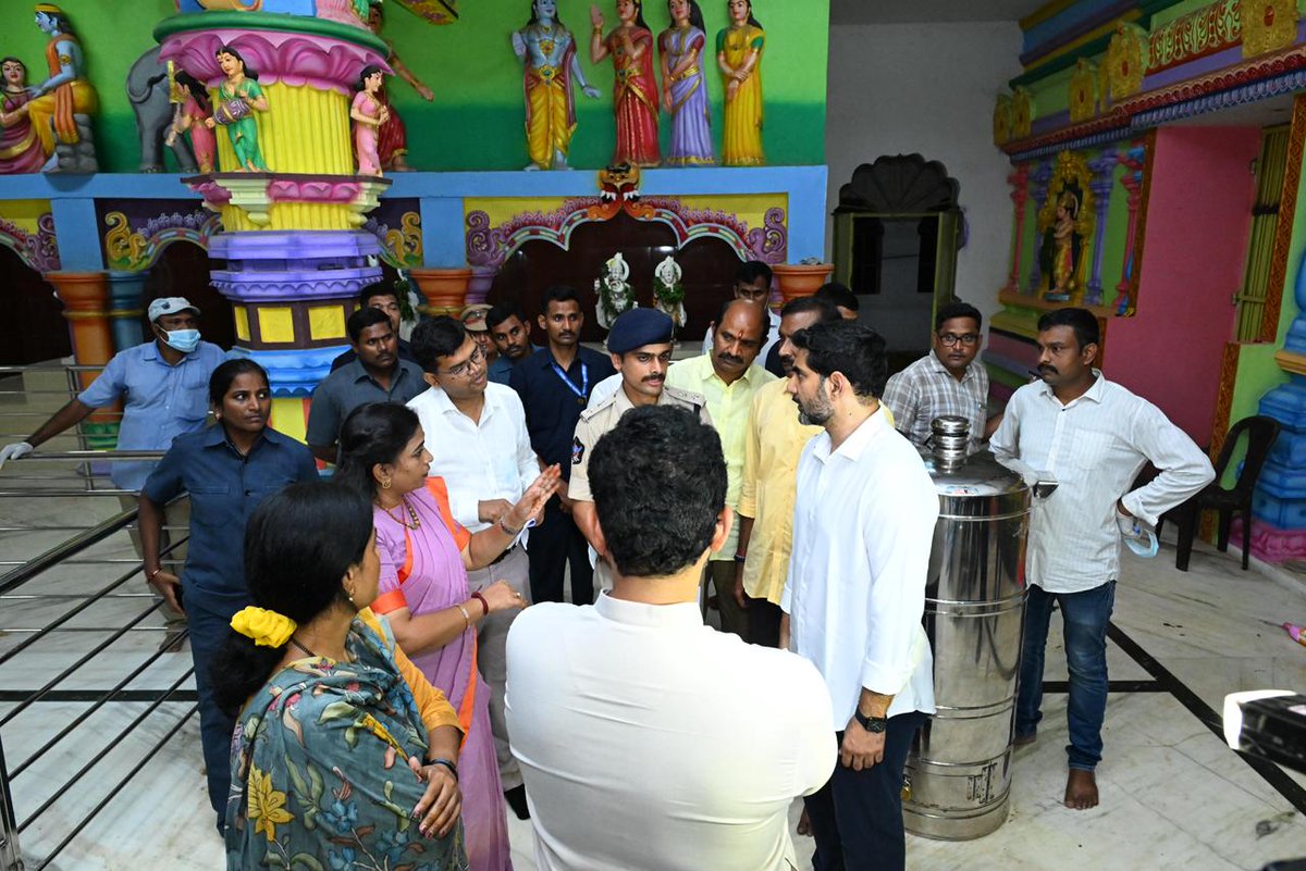 Anitha_TDP's tweet image. కాశీబుగ్గ శ్రీ వెంకటేశ్వరస్వామి ఆలయంలో తొక్కిసలాట జరిగిన ప్రాంతాన్ని ఐటీ, విద్యాశాఖ మంత్రి శ్రీ @naralokesh గారు, కేంద్రమంత్రి శ్రీ @RamMNK గారు, టీడీపీ రాష్ట్ర అధ్యక్షులు శ్రీ @Pallasrinivas4u గారు, ఎమ్మెల్యే శ్రీమతి @gouthusireesha గారితో కలిసి పరిశీలించడం జరిగింది. ప్రమాద…