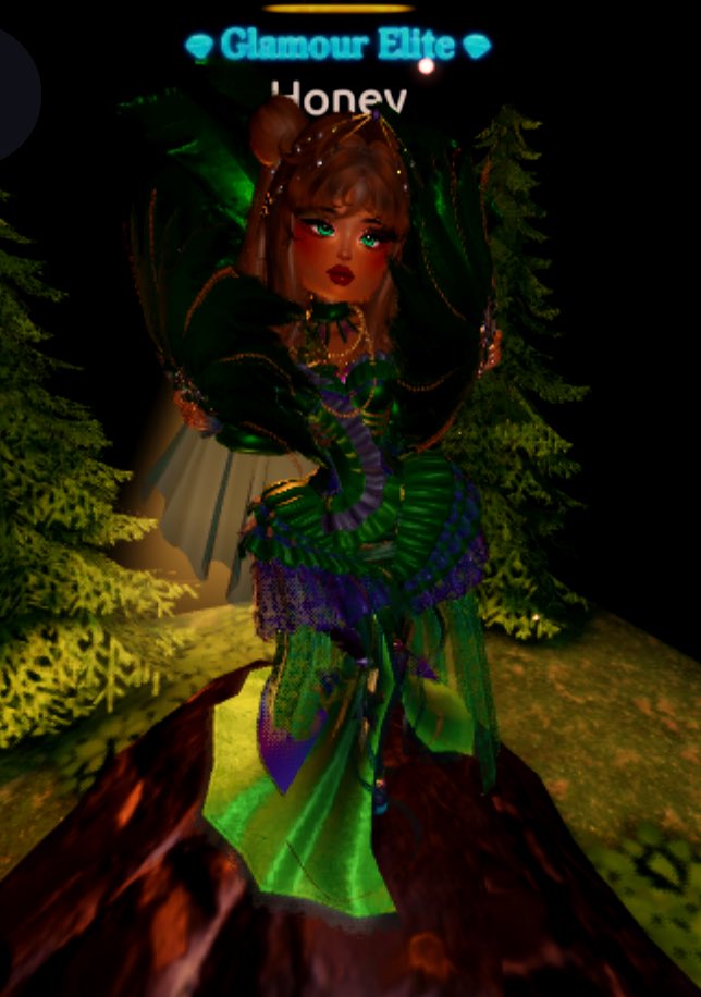 KFCnuggies's tweet photo. Finally got the baddie pass dresses<3 im so glad is easier to form now. 
Made a peacock outfit with them💙💚 https://t.co/CnCtBb1xOS