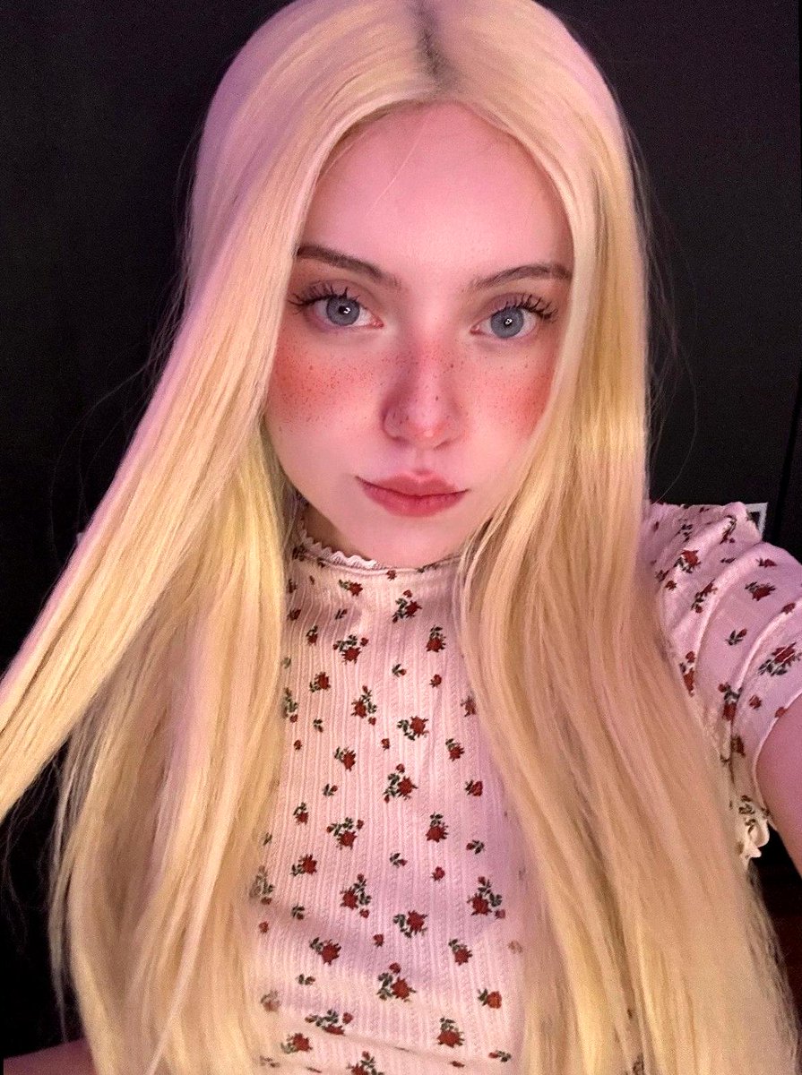 Natally22081037's tweet photo. should i dye my hair?? teal? pink? or just sleep on it https://t.co/o67wTG4sVK