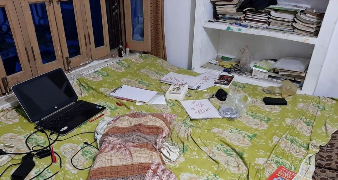 hirenchoudharys's tweet image. एक चेहरा है, दो आंखे है, नींद है, ख्वाब है, नमी है, रात है, ये कुछ किरदार है इस किताब के।