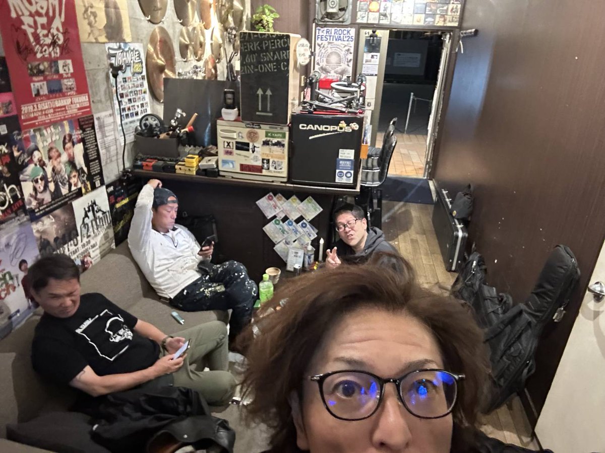 スタ定期了。
キスシンサウンド改革！
ちょっと出来上がった感♪
めちゃめちゃカッケくなった！と思う。
これがモノになれば何を演ってもキスシンだ♪