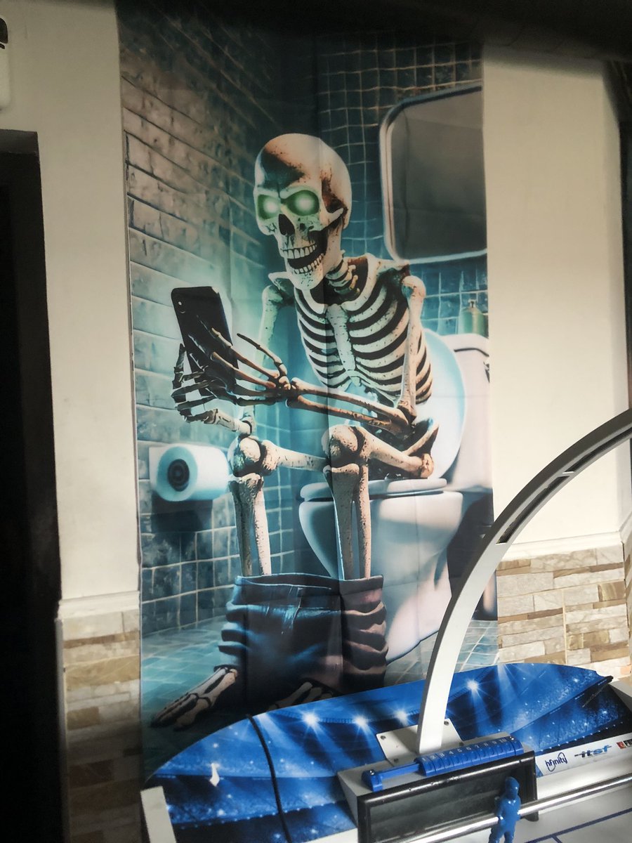 La decoración de Halloween del bar donde trabajo iba durísima.