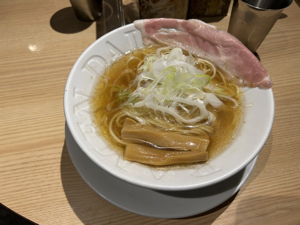 comeland_cse's tweet image. ラーメン大戦争…
　まるっとした麺でした。