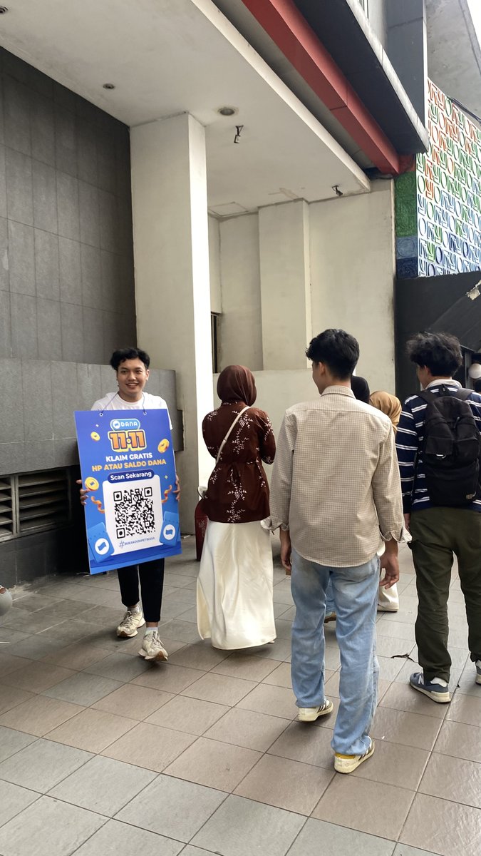ReflyNarun's tweet photo. Guys siapa nemu orang pake baju qris di Blok M?? Gue tadi nemu sumpah di rebutin orang2 wkwkwk gue kira mereka jualan ternyata bagi2 saldo dana , dan infonya sih besok adalagi, scan aja kalo ketemu https://t.co/D3sCuVktjf