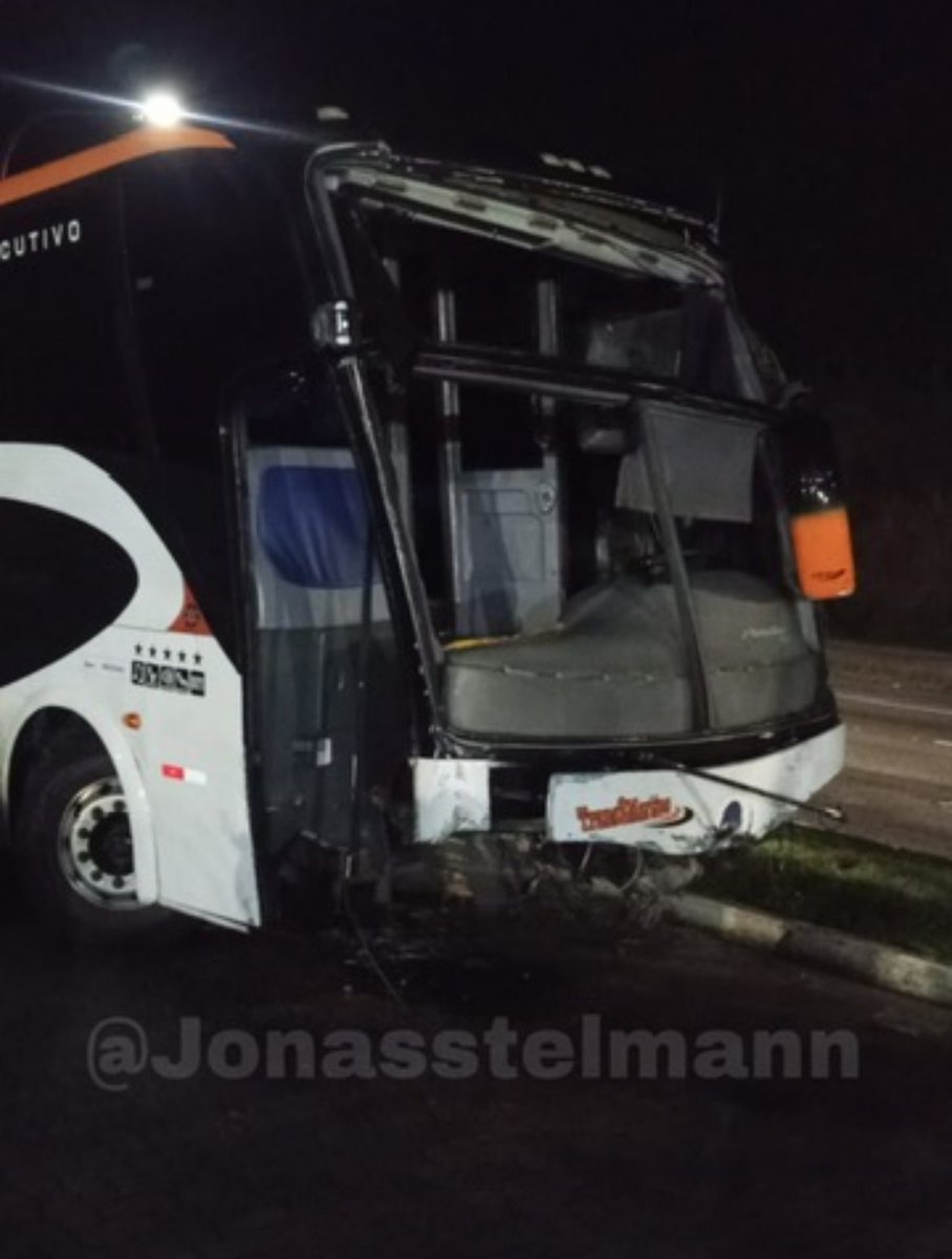 jonasstelmann's tweet photo. Muita coisa sobre o acidente envolvendo torcedores organizados do Flamengo ainda segue sem explicação.

Segundo apurei, até o momento a empresa responsável se recusa a fornecer aos envolvidos o contrato de prestação de serviços. Além disso, de acordo com o relatório do acidente ao qual tive acesso, o motorista teria deixado o local após o ocorrido.

Segundo apurei com um torcedor que estava no ônibus acidentado, o motorista tinha 19 anos e seria um parente dos proprietários da empresa. Porém, na delegacia, a empresa teria apresentado outro motorista, que, segundo confirmação de torcedores, não estaria presente na viagem para a Argentina.

Estamos reunindo dados e documentos para esclarecer os fatos e trazer informações mais consistentes sobre esse caso, que segue cercado de pontos obscuros e acabou ficando em segundo plano após a classificação do Flamengo.

#crf #flamengo