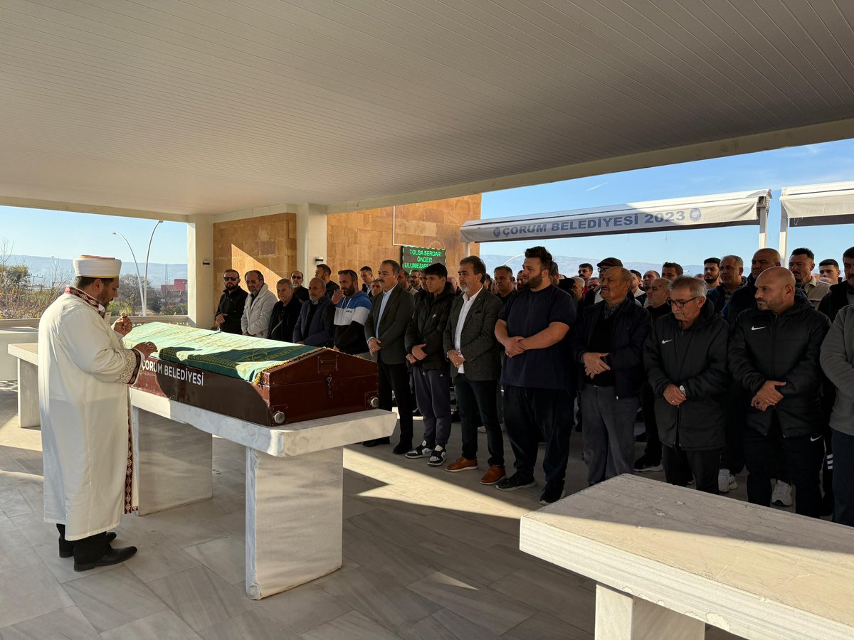 ProfAliOzturk's tweet photo. Ani gelişen rahatsızlığı sonucu Rahmet-i Rahman'a kavuşan değerli çalışma arkadaşımız Tolga Serdar Önder’i dualarla son yolculuğuna uğurladık.

Cenab-ı Hak rahmetiyle muamele eylesin. Mekanı cennet olsun inşallah… https://t.co/4tx9H5tpe5