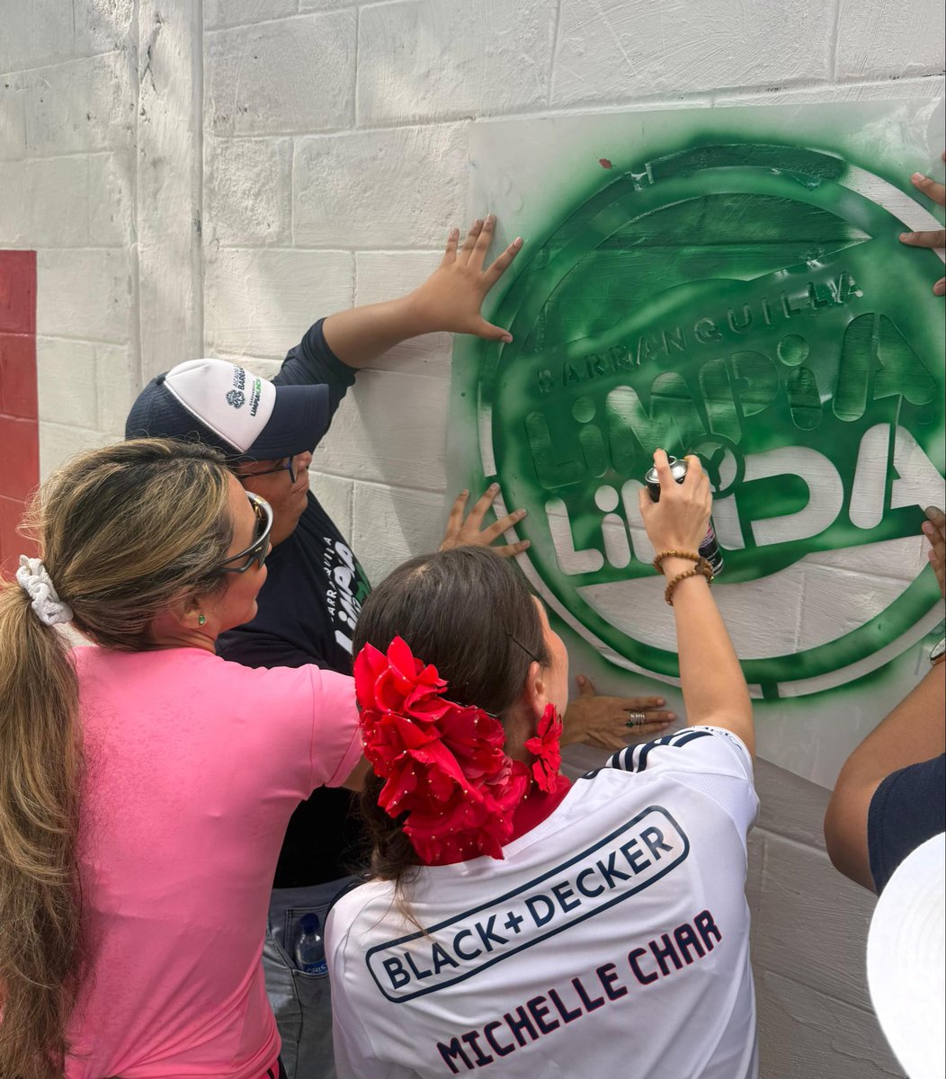 💪🏽 ¡Seguimos sumando esfuerzos por una #BarranquillaLimpiaYLinda!

Llegamos a la 📍 Calle 57 Cra 20b en la IED Salvador Entregas, junto a la reina del <a href="/Carnaval_SA/">Carnaval de Barranquilla</a>, <a href="/michellecharfz/">Michelle Char Fernández</a> y nuestra gente, para recuperar el punto crítico #59. Gracias a esta estrategia de <a href="/alcaldiabquilla/">Alcaldía de Barranquilla</a>