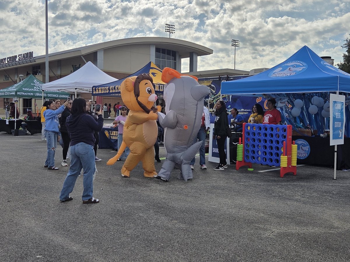MatturroMEd's tweet image. You can always count on @AdminVerow to be a good sport!!! Little friendly dance off competition with @ElementarySmith &amp;amp; @landis_es  at @AliefISD #AliefProud25 Day!! #funtimes