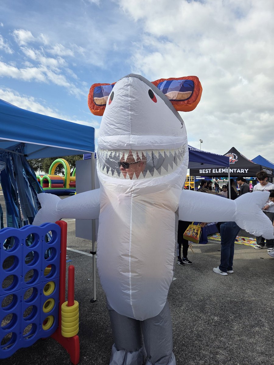MatturroMEd's tweet image. You can always count on @AdminVerow to be a good sport!!! Little friendly dance off competition with @ElementarySmith &amp;amp; @landis_es  at @AliefISD #AliefProud25 Day!! #funtimes