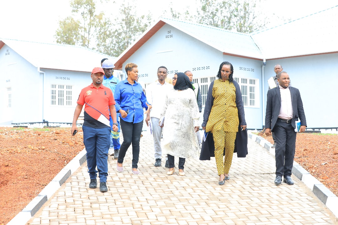 KireheDistrict's tweet photo. Ku munsi wa kabiri itsinda ry'abadepite bagize amahuriro #FFRP na #RPRPD bayobowe na Hon. Depite Emma Furaha Rubagumya n'ubuyobozi bw'Akarere ka Kirehe, basuye ikigo cy'urubyiruko baganira n'urubyiruko ku kwirinda ibiyobyabwenge, ubusambanyi ndetse n'indi migirire itari myiza, https://t.co/C9jhVxjpBj