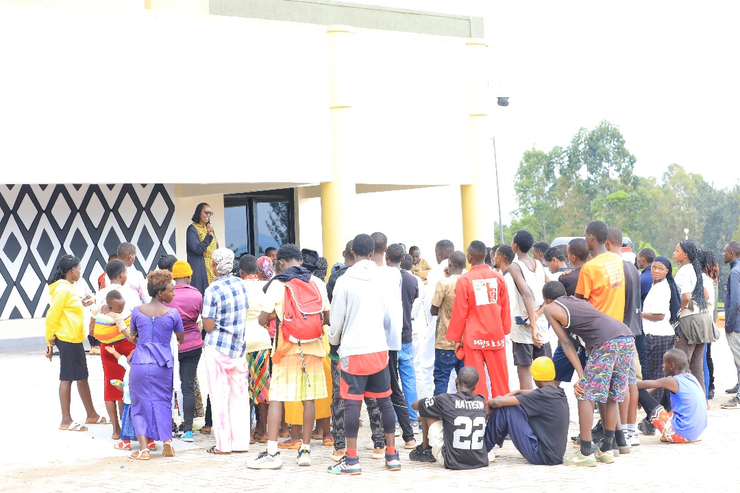 KireheDistrict's tweet photo. Ku munsi wa kabiri itsinda ry'abadepite bagize amahuriro #FFRP na #RPRPD bayobowe na Hon. Depite Emma Furaha Rubagumya n'ubuyobozi bw'Akarere ka Kirehe, basuye ikigo cy'urubyiruko baganira n'urubyiruko ku kwirinda ibiyobyabwenge, ubusambanyi ndetse n'indi migirire itari myiza, https://t.co/C9jhVxjpBj