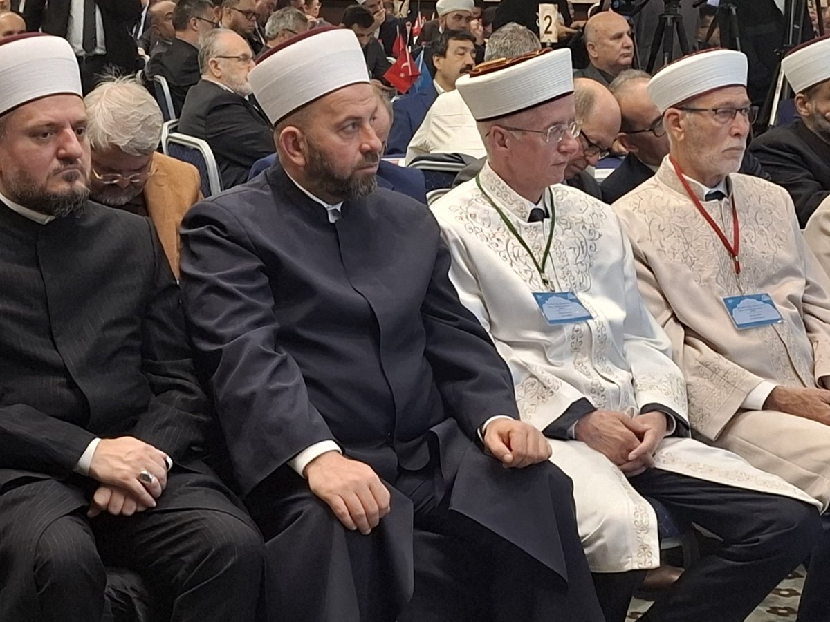 Učestvovao sam na skupu Fondacije islamskih učenjaka u Edirne🇹🇷. Događaj, čiji je domaćin guverner Yunus Sezer, okupio je brojne učenjake regije i svijeta.
Po prvi puta sam imao nelagodu odgovarati na pitanja " šta se dešava u🇲🇪"
Osjećao sam dozu stida povodom nemilih scena iz🇲🇪.