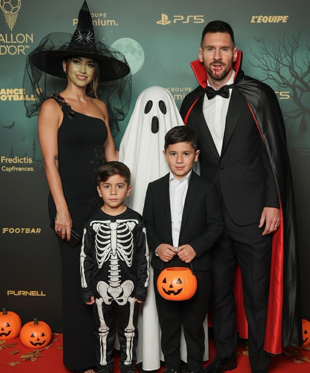 VIC_OS9's tweet image. Messi and family for Halloween