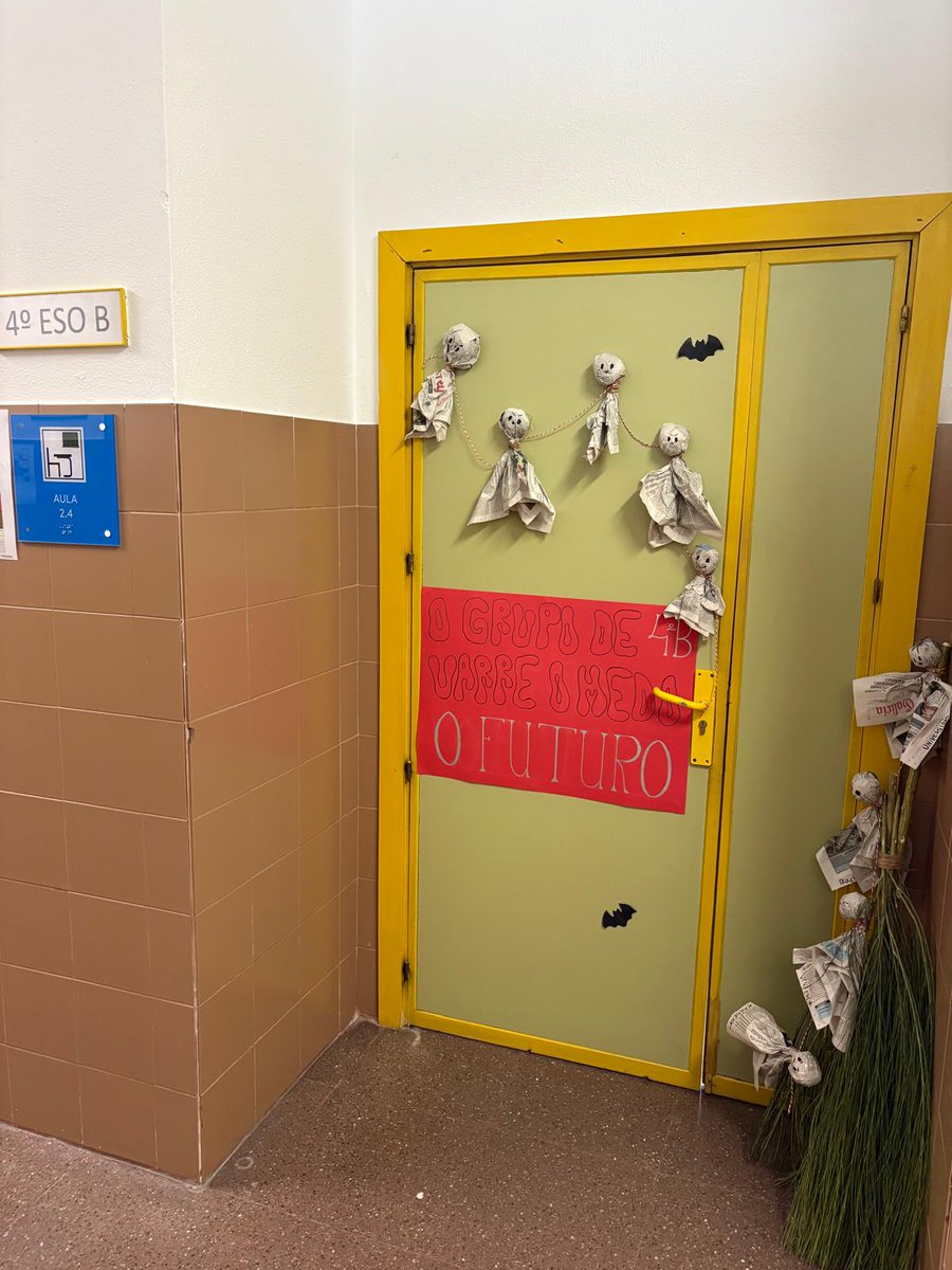 ENDLFerro's tweet photo. Moita participación e nivel na decoración de portas para o Concurso de Samaín: "Varrendo o medo"😱👻🎃👹
#Samaín
#Concurso 
#aferrateaogalego https://t.co/RfEJJHq4Vj