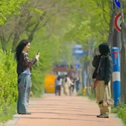 dani taking sophia's pic