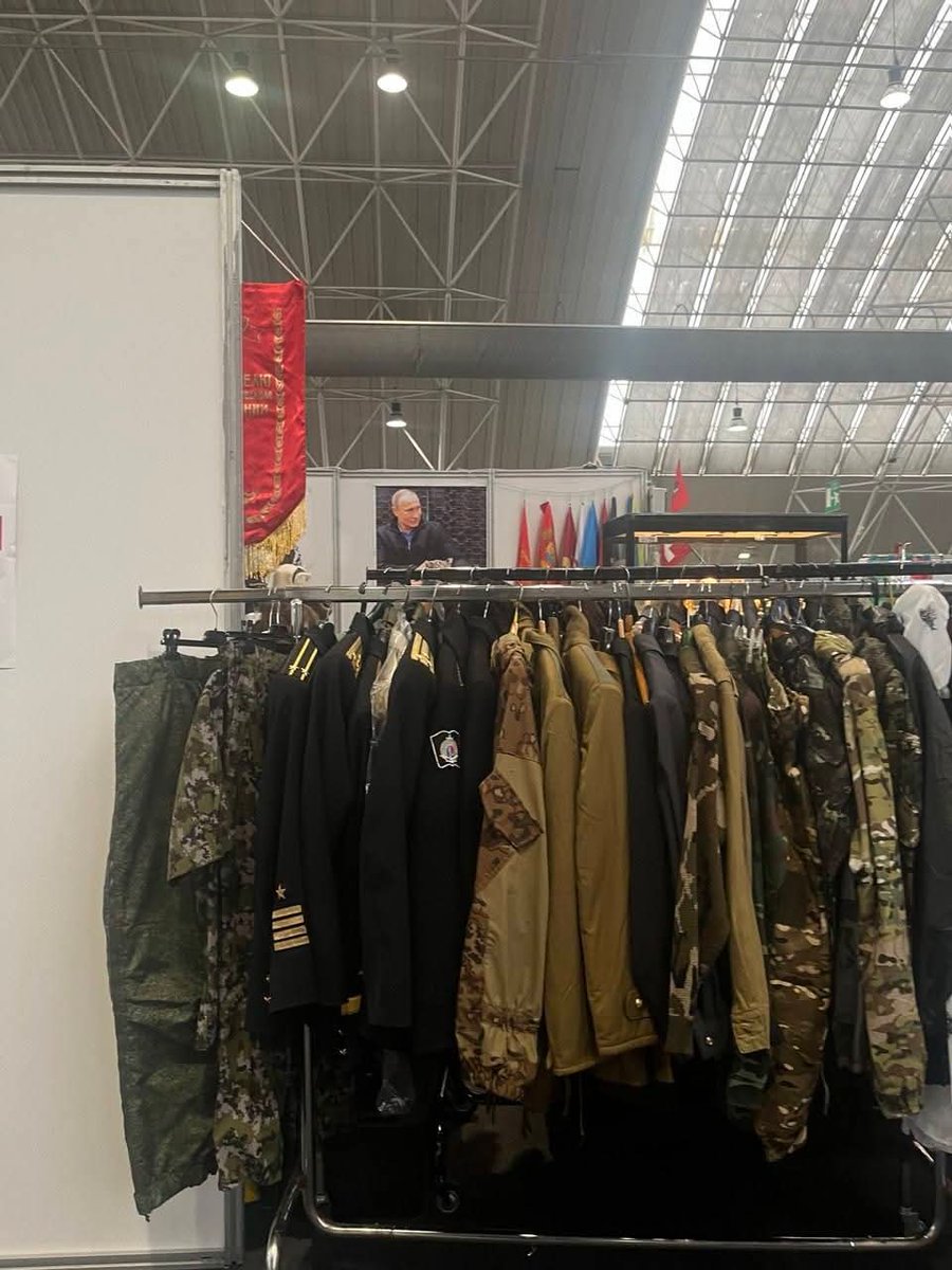 Fiera di Novegro Militalia.
L'azienda RTS di Gorsky vende souvenir dell'esercito russo con tanto di patch con la Z e della Wagner a due passi dallo stand dell'Esercito Italiano.

Come hanno potuto permettere questo terribile scempio?
