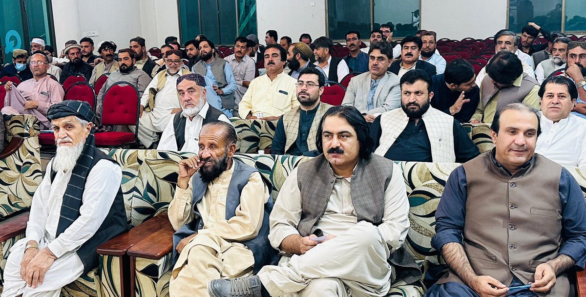 ZayraiPKNAP's tweet image. ضلع کمېټۍ غونډه 

د پښتونخوا نېشنل عوامي پارټۍ ضلع کمېټۍ غونډه د پارټۍ د صوبایی صدر نصرالله خان زېري په صدارت کي تر سره سوه 
په غونډه کي د کوټي سره مربوط ټولو علاقایی ېونټانو په شمول د ډاکټرانو ، پروفېسرانو ، انجينئرانو ، وکيلانو ، او پي اېس او د تېري د کار رپورټونه وړاندي کڑ