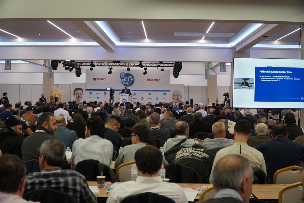 Genişletilmiş Saadet Eğitim Kampı
01.11.2025 • Bischofsheim

Genel Sekreterimiz Yakup Özdoğru siyaset ve teşkilat algımızdaki kör noktaları fark etmenin ve konfor alanından, rehavet ile rutinleşmeden çıkmanın önemine dikkat çekti. Gerçek ilerlemenin, cesur ve kararlı adımlarla