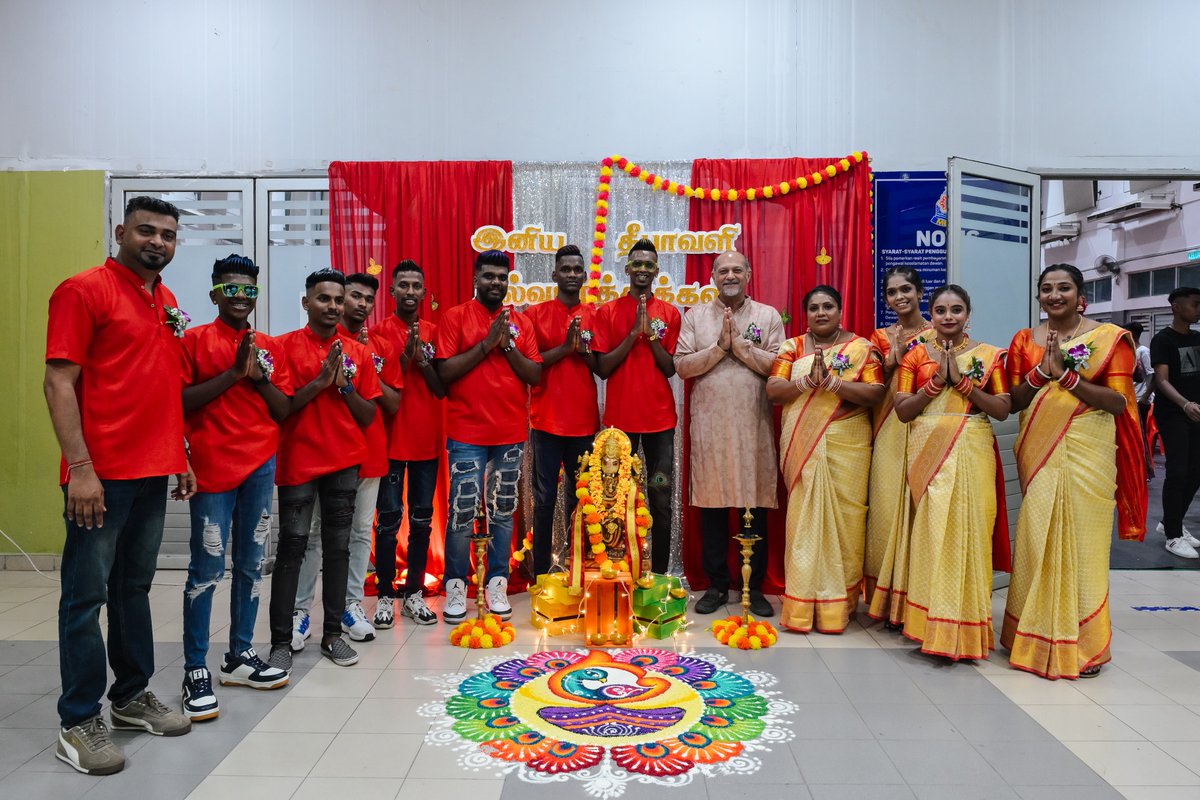 GobindSinghDeo's tweet image. The Deepavali festivities continued tonight with the 2025 Bukit Lanjan Constituency Deepavali Open House Celebration. 🪔✨

#P106 
#Deepavali 
#MalaysiaMADANI