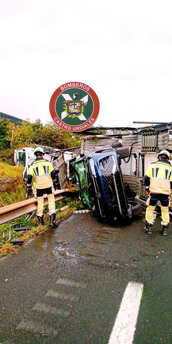 Aviso del <a href="/112Cantabria/">112 Cantabria</a> por accidente de #tráfico en #A8 pk.141 (Onton) sentido #Bilbao Camión volcado. Movilizado #Bomberos que señalizan, comprueban no hay derrame combustible y tampoco atrapados o heridos. ⚠️ Carril derecho permanece cortado hasta la retirada de los vehículos