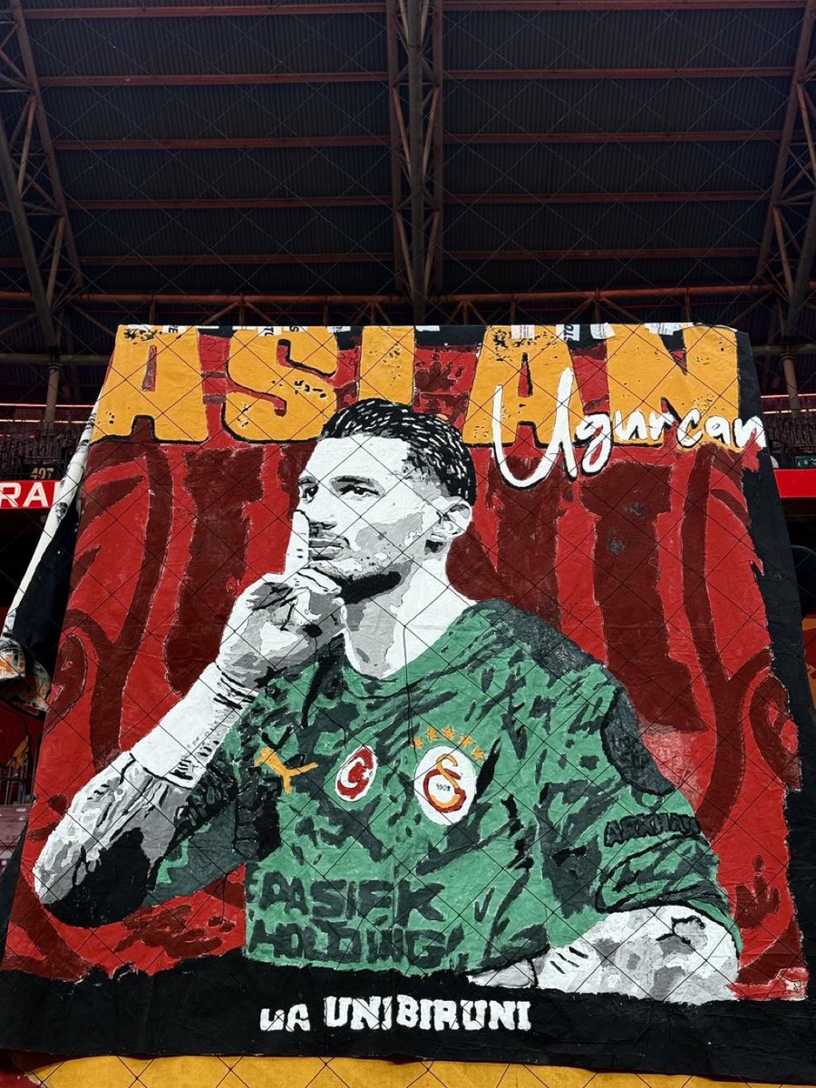 Nazcansuhaber's tweet photo. 📸 Galatasaray taraftarlarından Uğurcan Çakır pankartı.

#GsvTs 
Galatasaray-Trabzonspor https://t.co/md4MaYnebj