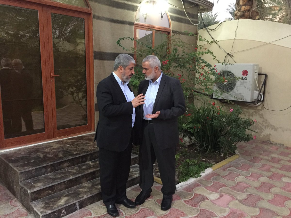 هل تعلم أن القائد أبو الوليد #خالد_مشعل هو من قدم القائد الشهيد أسماعيل هنية عند تعيينه رئيس للحركة(الصورة المرفقة أثناء تنصيب الشهيد)
وهل تعلم أن أبو الوليد هو من رشح القائد #يحيى_السنوار لقيادة الحركة بعد استشهاد القائد أسماعيل هنية.
هذه الحركة المجاهدة، وهؤلاء القادة العظام،