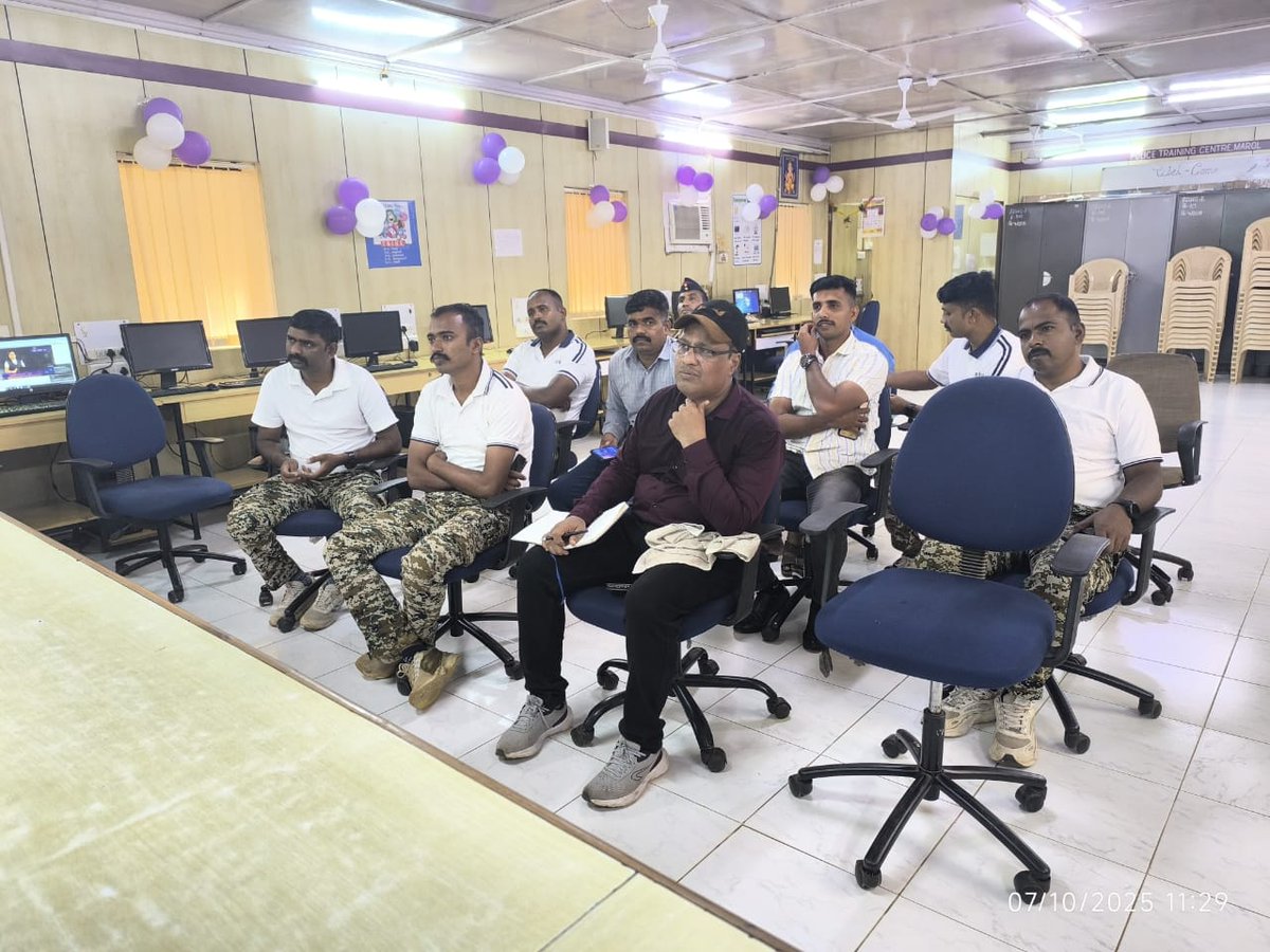apnipathshala_'s tweet image. At TechVeer Marol, modern digital literacy is more than a class — it’s a movement.
Police officers are discovering the power of AI, not as law enforcers, but as lifelong learners.
Visit: apnipathshala.org
#DigitalIndia #AIforAll #ApniPathshala