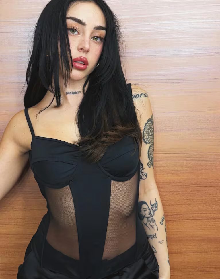 EsTendenciaEnX's tweet photo. “Nicki Nicole”:
Porque después de su separación con Yamal Lamine se la vio irse de Picheo con el streamer Mernuel, fuentes de Angel de Brito aseguran que están juntos https://t.co/kpVtBChhqW