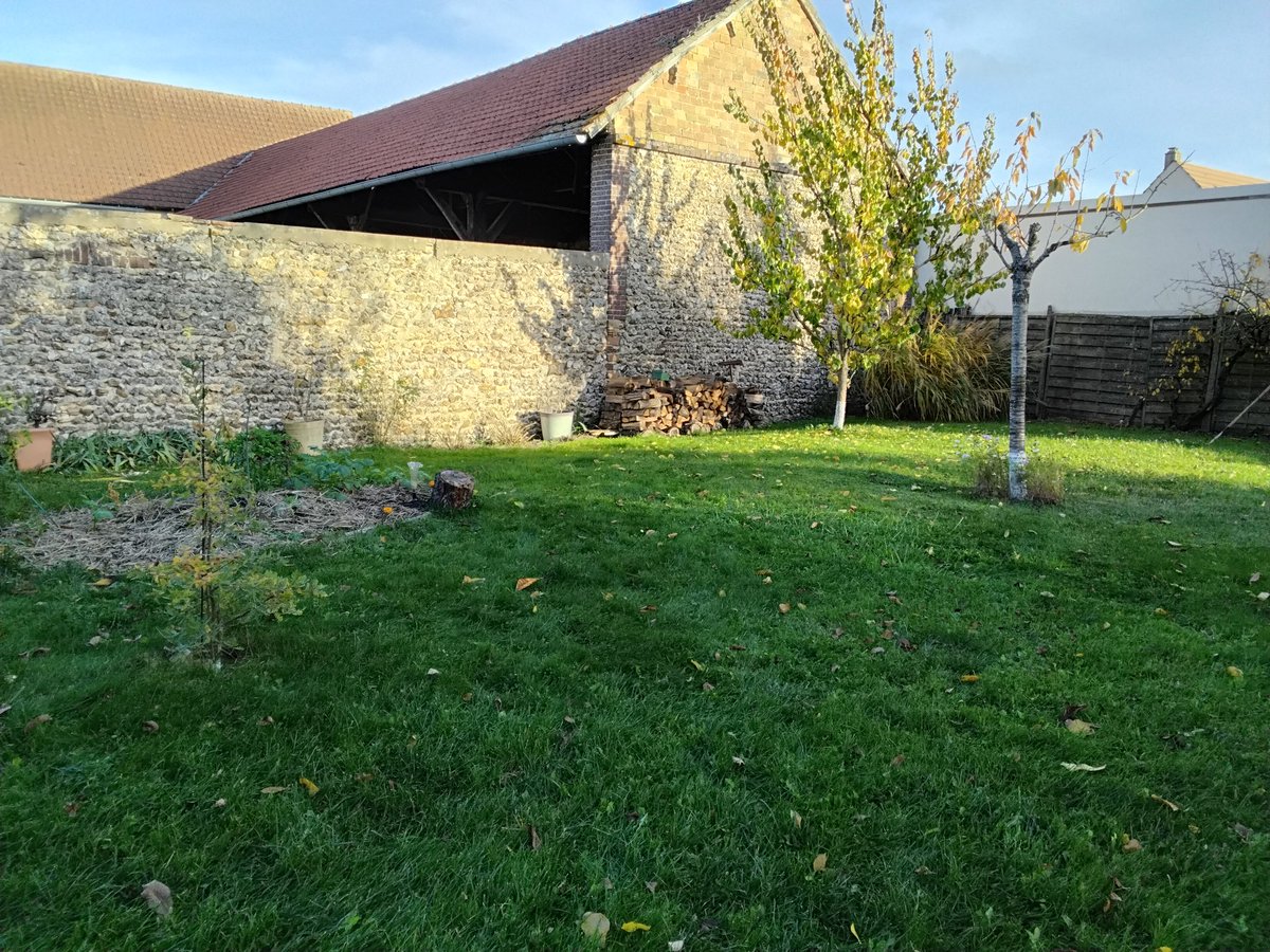 Et je m’en vais
Au vent mauvais
Qui m’emporte
Deçà, delà,
Pareil à la
Feuille morte.