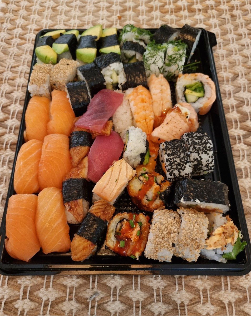 Konbanwa! 🇯🇵
Tänään syötiin pitkästä aikaa sutsia. Jäken kittari ei pettänyt taaskaan ja vihdoin pääsin maistamaan näissä merkeissä myös Hiddenfjord lohta. On muuten ihan hiton hyvää!