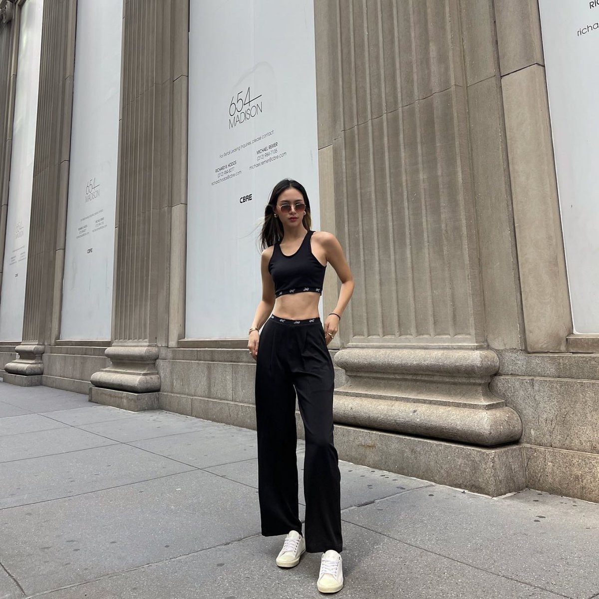 Kim_K121's tweet image. Confidence level: walking the city like it’s my runway 🚶‍♀️💨🏙
#CityStyle #RunwayVibes #ConfidenceIsKey #UrbanChic #StreetFashion #WalkingWithStyle #Fashionista