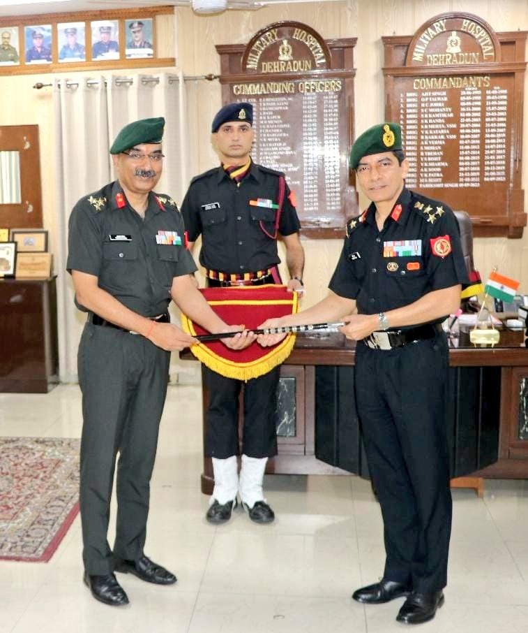 PRODefDehradun's tweet image. #ChangeofCommand
#MHDehradun 
Brig Prafull Mohan took over command of MH Dehradun from Brig Parikshit Singh in a formal Change of Command ceremony held at Military Hospital Dehradun on 01 Nov 2025.

Brig Prafull Mohan is a highly qualified Clinical Pharmacologist and has…