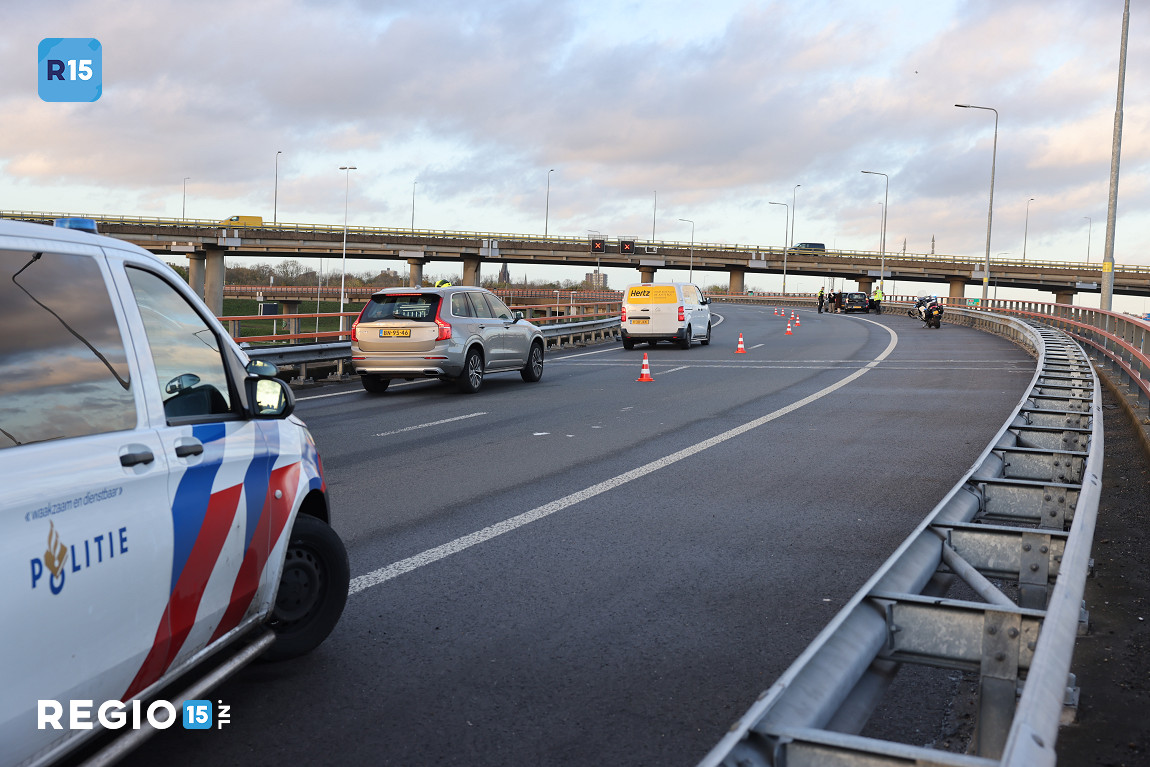 regio15's tweet image. De fly-over op het #PrinsClausplein vanaf de #A4 naar de #A12 richting #DenHaag is afgesloten na een eenzijdig ongeval. Een flink aantal automobilisten heeft de rode kruizen genegeerd en 'zal er nog van horen'.